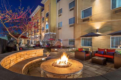 a fire pit in a courtyard in front of a building at Best Western Plus Lake Jackson Inn & Suites in Lake Jackson