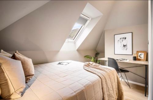 une chambre avec un lit avec un bureau et une fenêtre dans l'établissement Townhouse - 700 meters from Bryggen, à Bergen