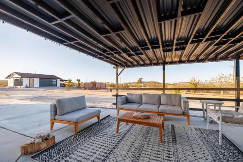 Ruang duduk di Navigate Stays Presents Mystic Sky Desert Ranch