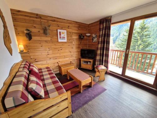 - un salon avec un canapé et une télévision dans une cabine dans l'établissement Les Chalets D'arrondaz - 3 pièces 4/6 personnes avec vue sur la Vanoise MAE-2939, à Modane