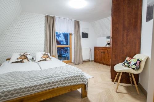 Postel nebo postele na pokoji v ubytování APARTAMENT U KOMINKÓW ZAKOPANE ŚCISŁE CENTRUM