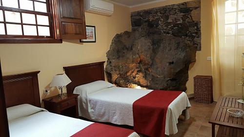 A bed or beds in a room at Casa Rural El Traspatio