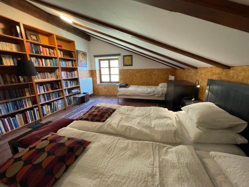 Giường trong phòng chung tại Hisa Betin 4 Bedroom Holiday Home In Soca Valley