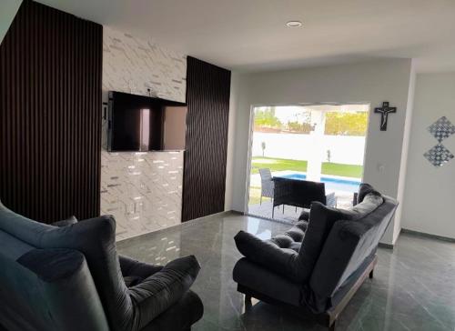 a living room with two couches and a dining room at CaSa NeNa in Los Limones