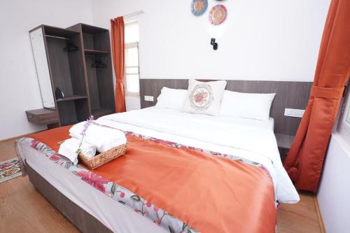 Katil atau katil-katil dalam bilik di Maskan by Rafiqi Estates - Deluxe 2BHK & Studio Apartments