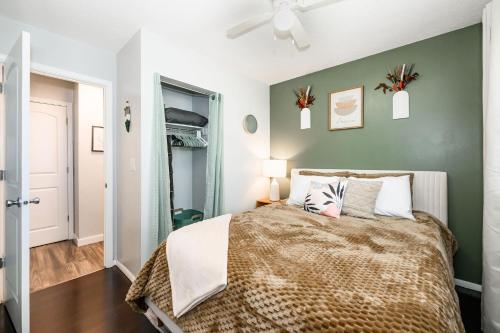 a bedroom with a bed and a green wall at Meadow View BNB in Lima