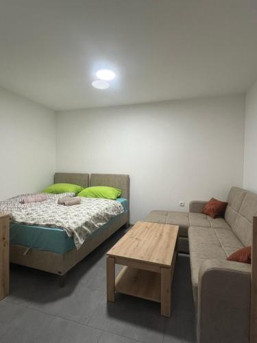 Postel nebo postele na pokoji v ubytování Apartmani kod Lazarice Šid