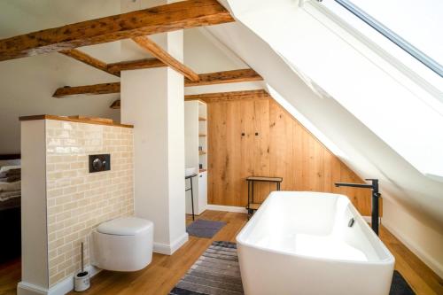 フリードリッヒシュタットにあるPrincess-Street-No8のバスルーム(屋根裏の白いバスタブ付)