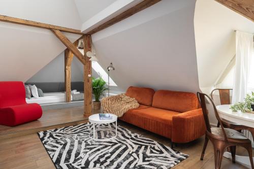 CHILLSET Apartmenty Westerplatte by Lion Apartments في سوبوت: غرفة معيشة مع أريكة وطاولة