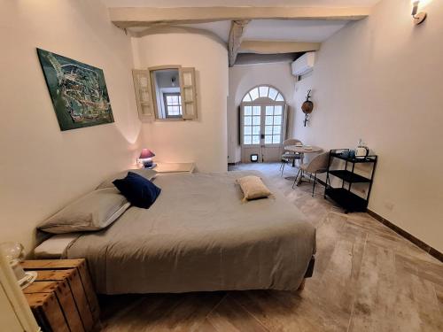 une chambre avec un grand lit dans une pièce dans l'établissement Vue et charme provençal à Biot - La Maison du Mitan, à Biot
