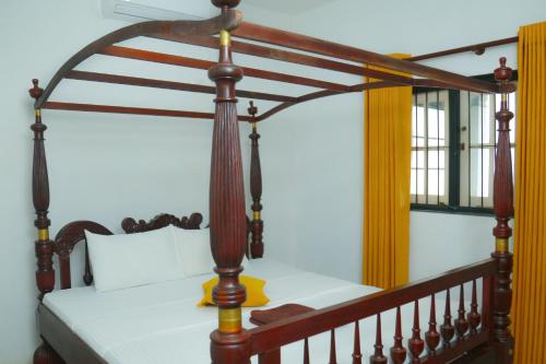 Una cama o camas en una habitación de Rosanuka Beach Villa