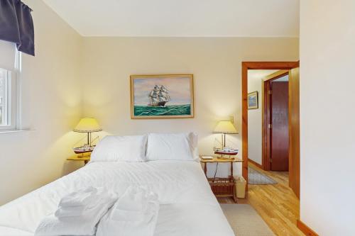 Un pat sau paturi într-o cameră la Hyannis Beach House