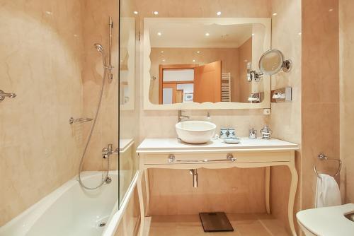 Haven in Lisbon - Exquisite 15th and Top Floor with Elevators, Parking and an incredible View from the 7 meters Balcony to the Longest Waterfront in Lisbon