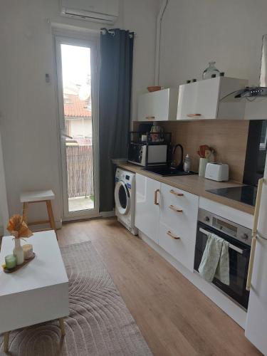 une cuisine avec une cuisinière et un micro-ondes dans l'établissement Apartment in Noailles Marseille, à Marseille