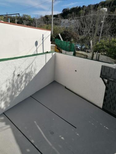 a skateboard ramp on top of a white wall at Casa VERDE MAREMONTI in Ischia
