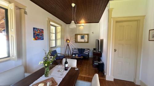ein Wohnzimmer mit einem Tisch und einer Blumenvase in der Unterkunft Casa da Vela by Férias em Figueira in Buarcos e São Julião