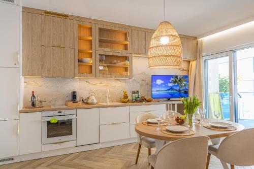 Kuchyň nebo kuchyňský kout v ubytování Apartamenty Boszkowo Aquarius Green