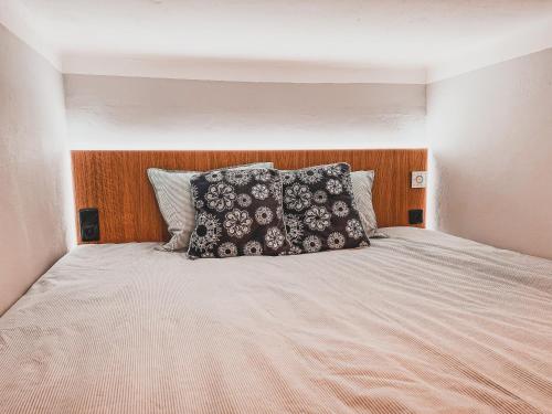 Кровать или кровати в номере Usti Downtown Horovka Apartment