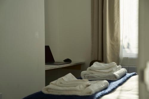 Кровать или кровати в номере Gloucester Apartments by Kahuna Stays, Ideal for Students, Contractors, Professionals & Visitors