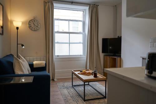 Телевизор и/или развлекательный центр в Gloucester Apartments by Kahuna Stays, Ideal for Students, Contractors, Professionals & Visitors