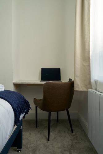 Телевизор и/или развлекательный центр в Gloucester Apartments by Kahuna Stays, Ideal for Students, Contractors, Professionals & Visitors