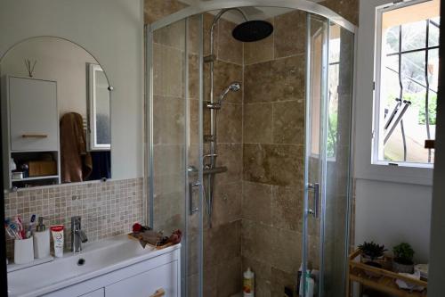 une salle de bain avec douche et lavabo dans l'établissement Ground floor , Cocoon garden , Parking , AC, à Vallauris