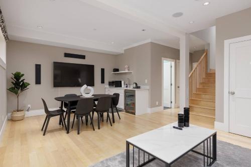 a living room with a table and chairs and a kitchen at Charming Luxury Home Near Dt And Lonsdale Quay in North Vancouver