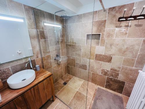 a bathroom with a shower with a toilet and a sink at Calme et Confort sur les Hauteurs de Montauban in Montauban