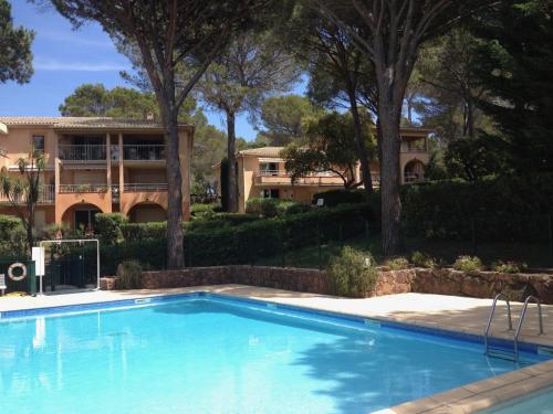 une piscine devant une maison dans l'établissement Appartement Valescure au cœur des golfs, à Saint-Raphaël