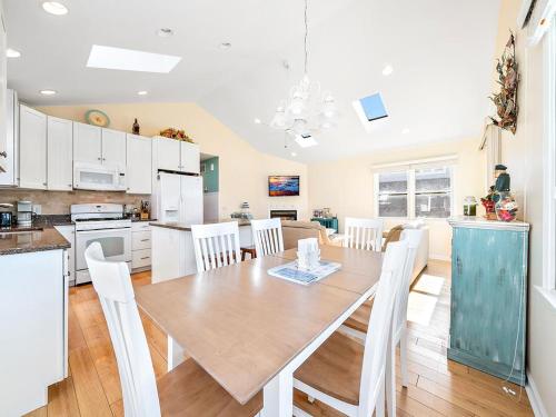 Cuisine ou kitchenette dans l'établissement Ship Bottom Single Family Home With Four Bedrooms And 2,5 Baths That Sleeps 12, Decks With Views, Private Yard, Beach Badges, Wifi, Washer Dryer,,