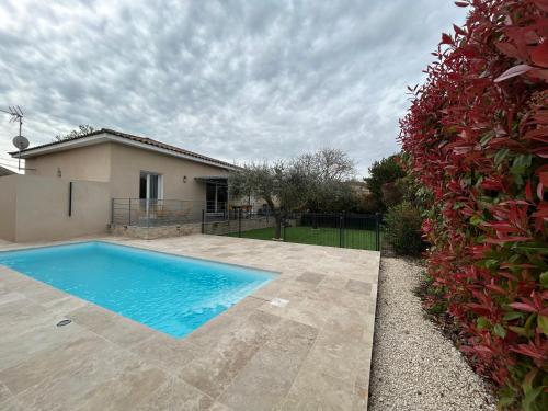 une piscine devant une maison dans l'établissement Villa Cigalette avec piscine, terrasse et jardin, à Moussac