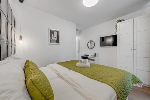 Un dormitorio con una cama con una manta verde. en Finn Luxury Rooms, en Split
