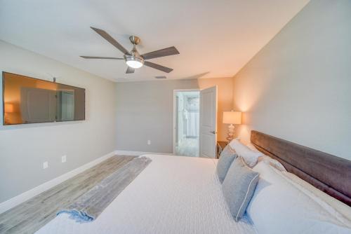 una camera da letto con un letto e un ventilatore a soffitto di Campos Family Resort - Heated Pool a Cape Coral