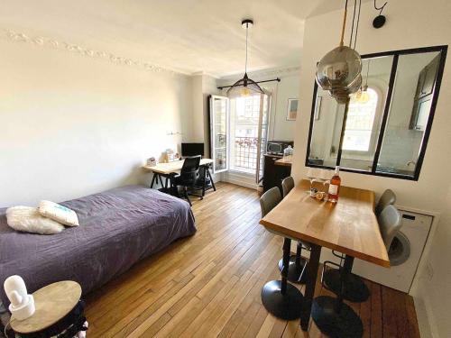 une chambre avec un lit, une table et un bureau dans l'établissement Paris 15 - Porte de Versailles, Salon des expositions - Cosy studio, à Paris