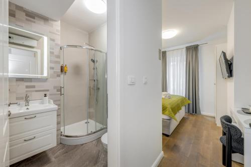 Un baño con ducha, inodoro y lavabo. en Finn Luxury Rooms, en Split