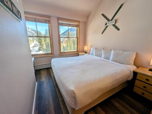 Katil atau katil-katil dalam bilik di Silver Mill 8304 by SummitCove Lodging