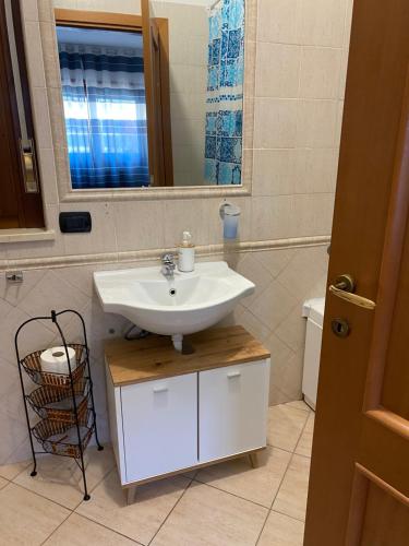 a bathroom with a sink and a mirror at Dali House Airport And Fiera in Fiumicino