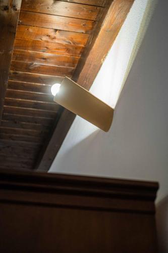 a light on the ceiling of a room at ISLAVENTO case vacanza Trapani in Trapani