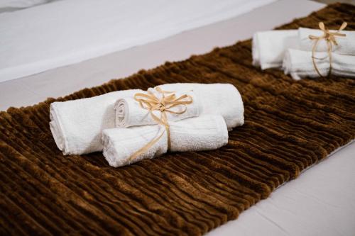 a group of towels on top of a brown blanket at ISLAVENTO case vacanza Trapani in Trapani
