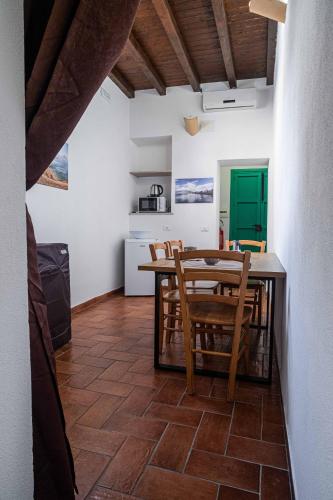 a kitchen and dining room with a table and chairs at ISLAVENTO case vacanza Trapani in Trapani