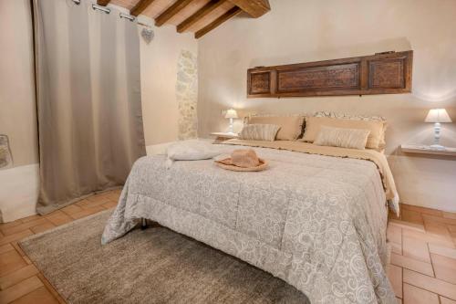 a bedroom with a bed with a hat on it at Cottage La Dolce Agogia Panicale in Panicale