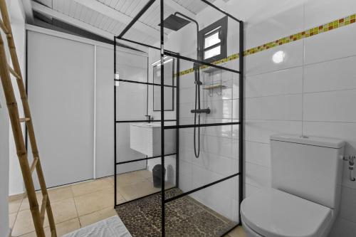 una doccia in vetro in un bagno con WC di Bungalow Club Océar Love a Le Gosier