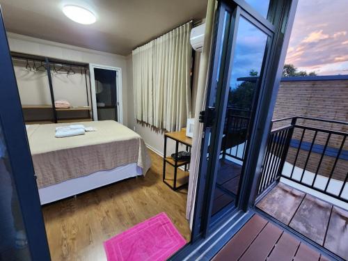 a bedroom with a bed and a balcony at Pousada Vilas Boas - Suíte Casal 1 in Cavalcante