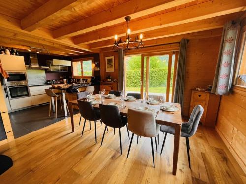 une cuisine et une salle à manger avec une table et des chaises dans l'établissement Chalet Coclico, à Saint-Gervais-les-Bains
