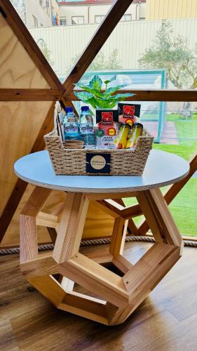 een picknicktafel met een mand erop bij Igloo Rooms - Belorado in Belorado