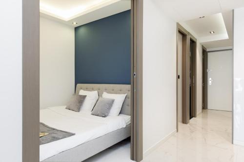 - un miroir réfléchissant le lit dans la chambre dans l'établissement Gray d'Albion 3i7 YourHostHelper, à Cannes