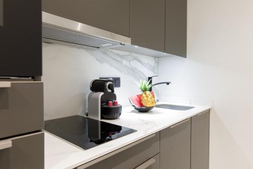 - une cuisine avec une cafetière et un comptoir avec des ananas dans l'établissement Gray d'Albion 3i7 YourHostHelper, à Cannes