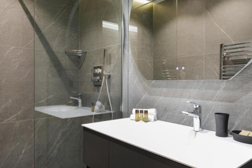 une salle de bain avec un lavabo et une douche dans l'établissement Gray d'Albion 3i7 YourHostHelper, à Cannes