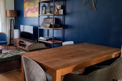 une salle à manger avec une table et des chaises en bois dans l'établissement Charmant cosy T3, à Ajaccio