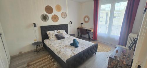 une chambre avec un lit et un bureau dans l'établissement Charmant T2 Béziers centre ville avec balcon, à Béziers